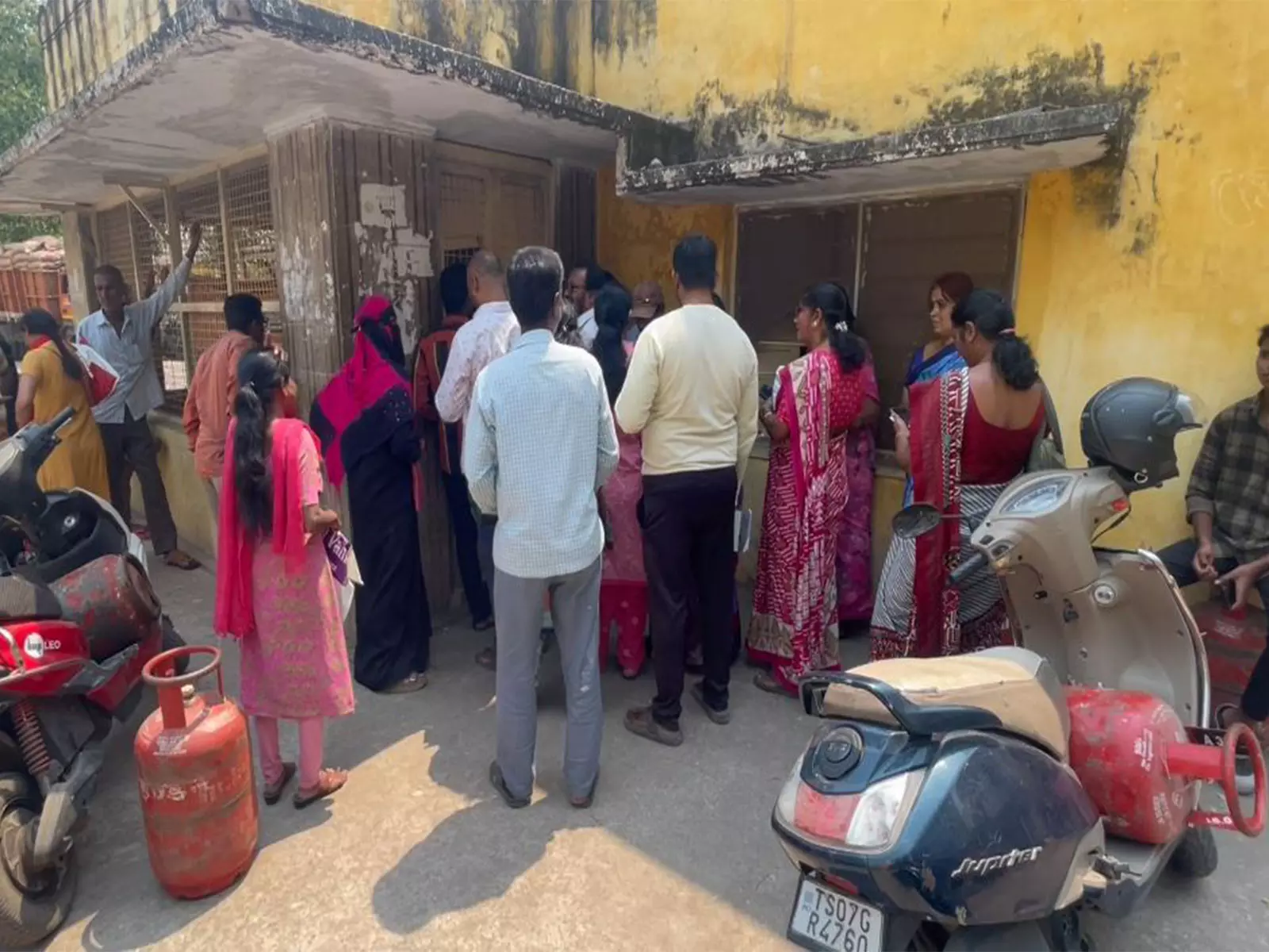 तेलंगाना: सिलेंडर की कमी के बीच हैदराबाद में LPG स्टेशन पर अफरा-तफरी तेलंगाना: सिलेंडर की कमी के बीच हैदराबाद में LPG स्टेशन पर अफरा-तफरी