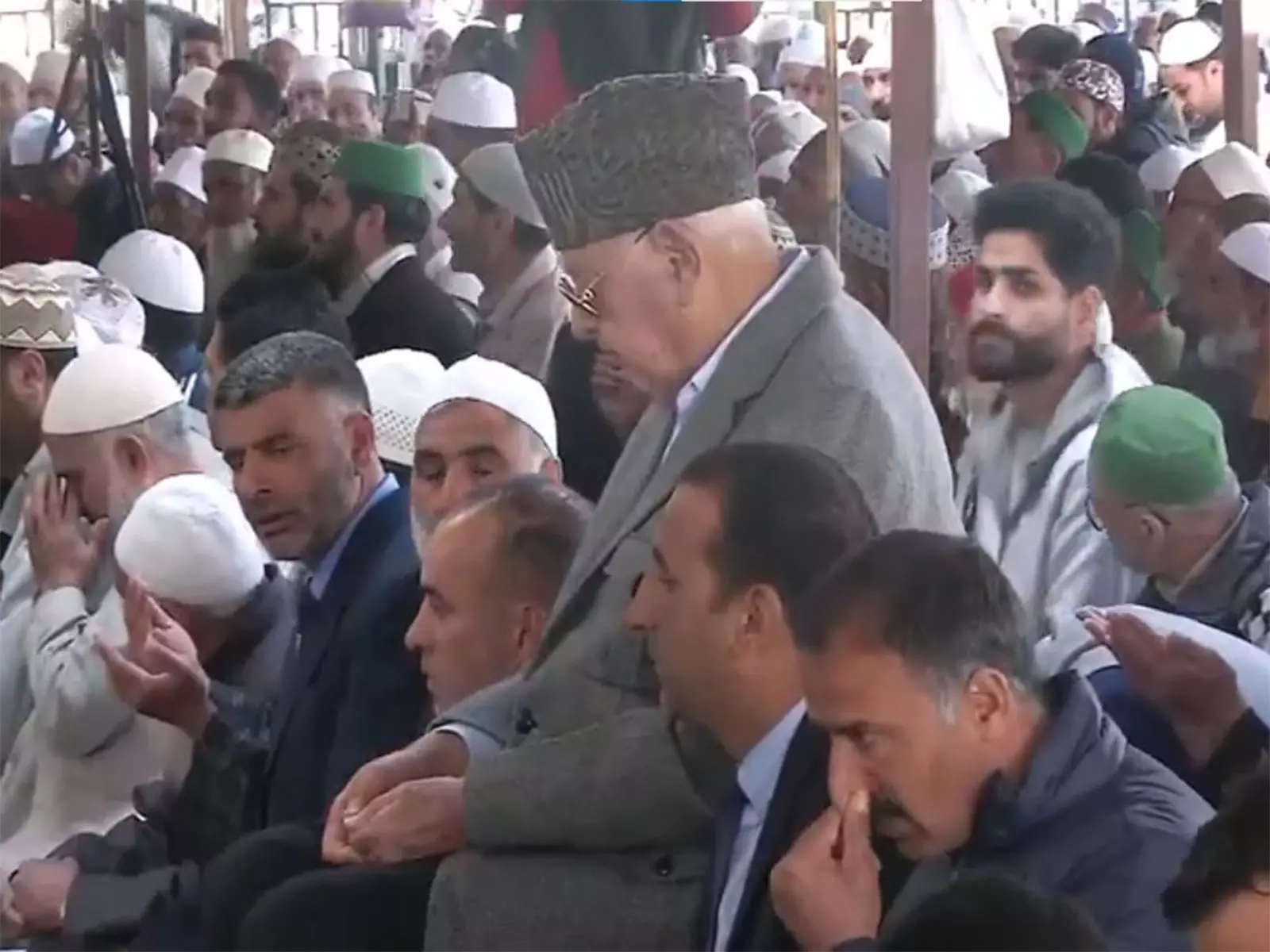 Farooq Abdullah ने श्रीनगर हजरतबल में अलविदा जुम्मा अदा की Farooq Abdullah ने श्रीनगर हजरतबल में अलविदा जुम्मा अदा की