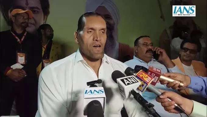 इंदौर: ग्रेट खली ने सेलेब्रिटीज़ से संतान क्रिकेट लीग का समर्थन करने की अपील की इंदौर: ग्रेट खली ने सेलेब्रिटीज़ से संतान क्रिकेट लीग का समर्थन करने की अपील की