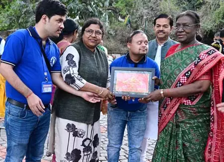 राष्ट्रपति भवन में ‘पर्पल फेस्ट’ का आयोजन, 8000 से अधिक दिव्यांगजनों ने किया अमृत उद्यान का दौरा राष्ट्रपति भवन में ‘पर्पल फेस्ट’ का आयोजन, 8000 से अधिक दिव्यांगजनों ने किया अमृत उद्यान का दौरा