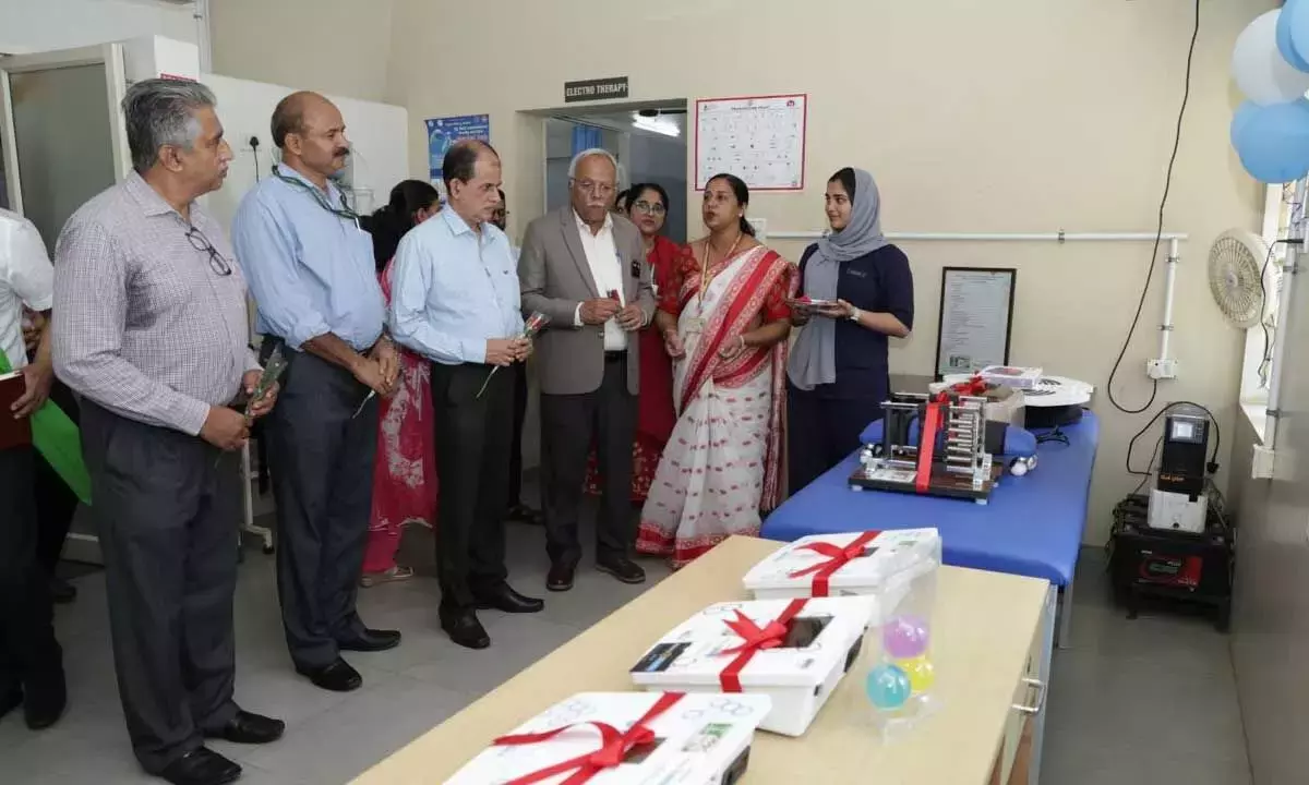 Karnataka: रोटरी क्लब ने मंगलुरु सरकारी अस्पताल को सर्जिकल और फिजियोथेरेपी उपकरण दान किए Karnataka: रोटरी क्लब ने मंगलुरु सरकारी अस्पताल को सर्जिकल और फिजियोथेरेपी उपकरण दान किए