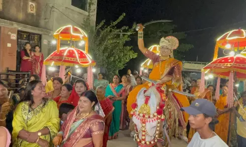 घोड़ी में सवार होकर निकली दुल्हन, दूल्हे के समान अधिकार का दिया संदेश घोड़ी में सवार होकर निकली दुल्हन, दूल्हे के समान अधिकार का दिया संदेश