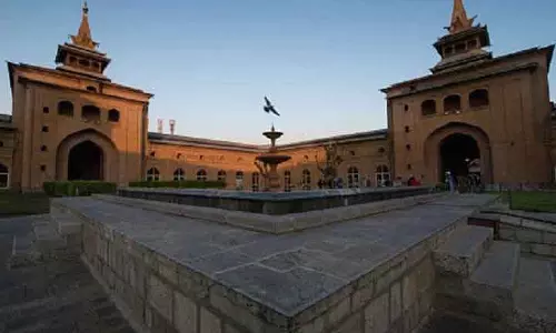 Srinagar अंजुमन औकाफ, मीरवाइज ने जामिया मस्जिद को बंद करने की निंदा की Srinagar अंजुमन औकाफ, मीरवाइज ने जामिया मस्जिद को बंद करने की निंदा की