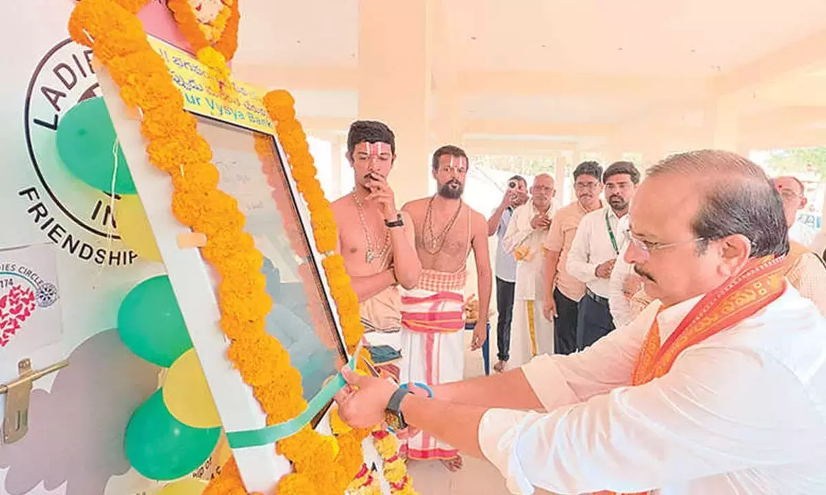 Andhra: सिंहाचलम में QR कोड स्कैन करके दर्शन टिकट Andhra: सिंहाचलम में QR कोड स्कैन करके दर्शन टिकट