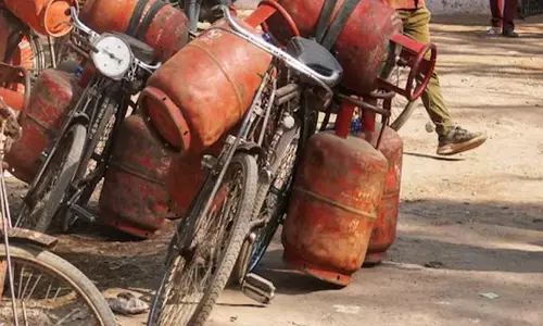 गैस एजेंसी में बुजुर्ग को आया हार्ट अटैक, सिलेंडर लेने पहुंचा था हुई मौत