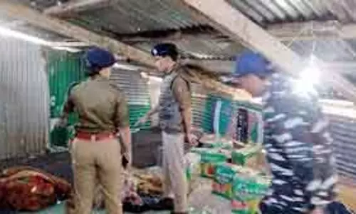 पुलिस ने Shopian भर में बाज़ार की व्यापक जाँच की पुलिस ने Shopian भर में बाज़ार की व्यापक जाँच की