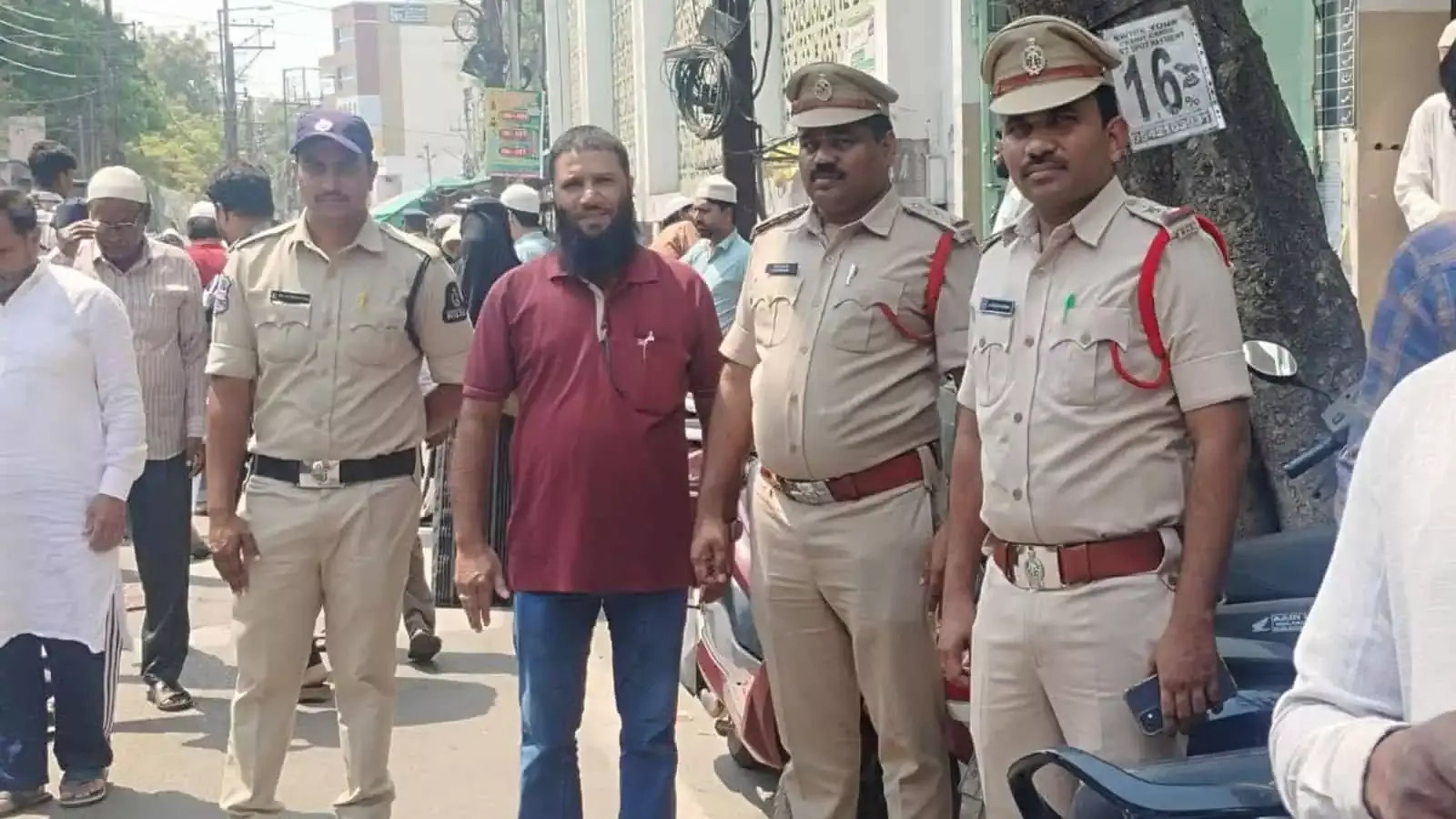 DPR के अनावरण से पहले HRF कार्यकर्ता सैयद बिलाल को घर में ही नज़रबंद किया गया DPR के अनावरण से पहले HRF कार्यकर्ता सैयद बिलाल को घर में ही नज़रबंद किया गया