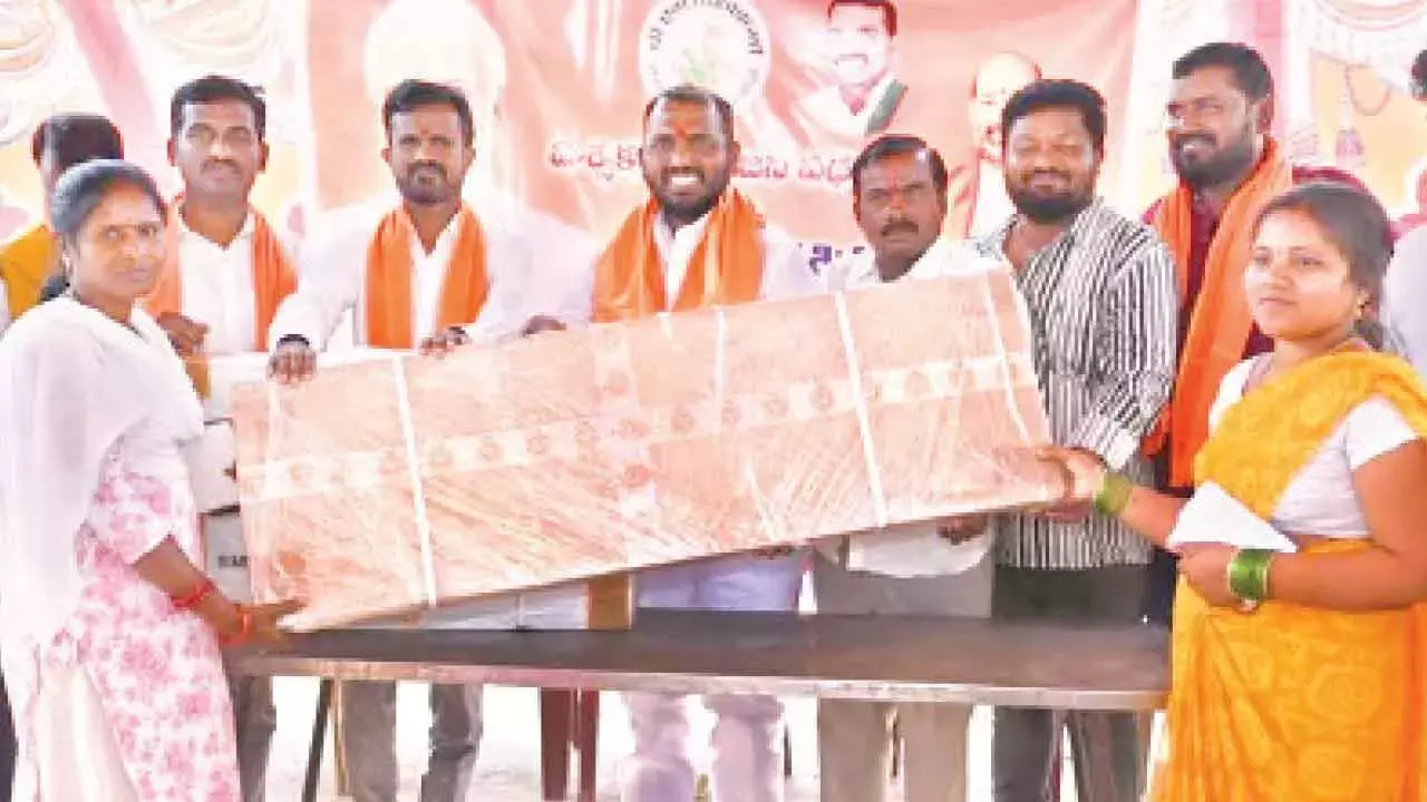 Telangana: करीमनगर के मेयर ने प्रशिक्षित कारीगरों को टूल किट सौंपी