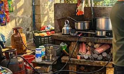 Delhi में कुकिंग गैस सिलिंडर की किल्लत: रेहड़ी-पटरी वालों की आजीविका प्रभावित
