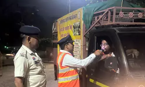 दुर्ग पुलिस ने 626 वाहन चालकों का काटा चालान, 10-10 हजार जुर्माना दुर्ग पुलिस ने 626 वाहन चालकों का काटा चालान, 10-10 हजार जुर्माना