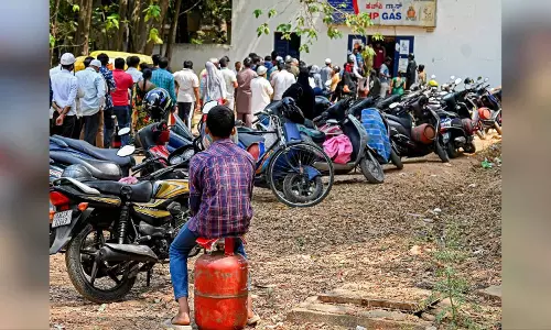 LPG Shortage: अपने सिलेंडर को ज़्यादा समय तक चलाने के बारे में पूरी जानकारी