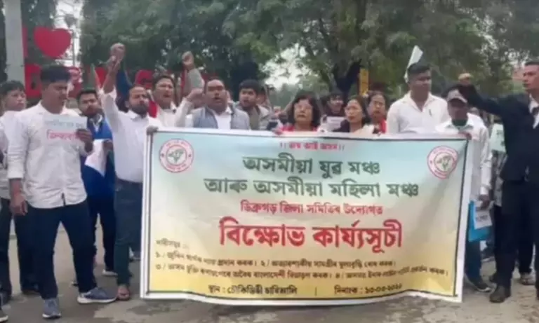 Dibrugarh में विरोध प्रदर्शन, ज़ुबीन गर्ग के लिए न्याय और ILP लागू करने की मांग Dibrugarh में विरोध प्रदर्शन, ज़ुबीन गर्ग के लिए न्याय और ILP लागू करने की मांग