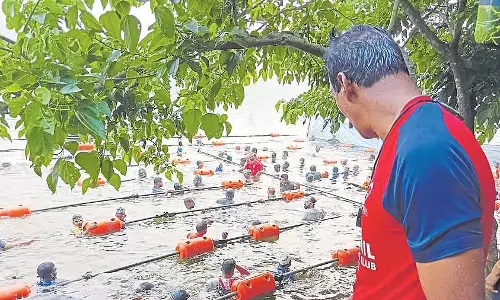 16 साल, 16,000 छात्र: Kerala के स्विमिंग गुरु जीवन बचाने के मिशन पर