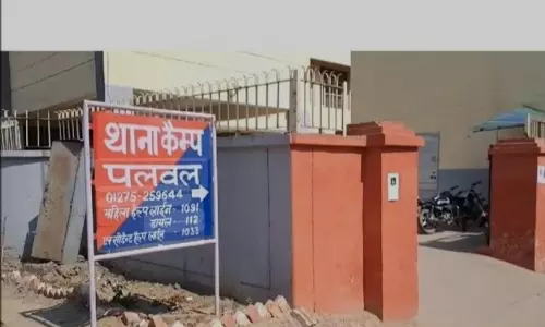 Palwal: पलवल में धर्मांतरण मामले के गवाह को घर के बाहर मिला हिंदी-उर्दू पत्र Palwal: पलवल में धर्मांतरण मामले के गवाह को घर के बाहर मिला हिंदी-उर्दू पत्र
