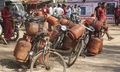 रमज़ान और चुनावों से पहले, LPG संकट के कारण केरल से प्रवासी मज़दूरों का पलायन शुरू रमज़ान और चुनावों से पहले, LPG संकट के कारण केरल से प्रवासी मज़दूरों का पलायन शुरू