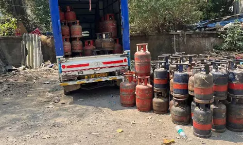 Mumbai : पुलिस ने वर्ली में LPG की कालाबाज़ारी करने वाले गिरोह का भंडाफोड़ किया Mumbai : पुलिस ने वर्ली में LPG की कालाबाज़ारी करने वाले गिरोह का भंडाफोड़ किया