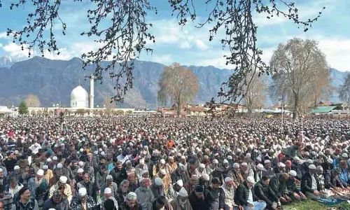 Srinagar जुमात-उल-विदा धार्मिक उत्साह के साथ मनाया गया Srinagar जुमात-उल-विदा धार्मिक उत्साह के साथ मनाया गया