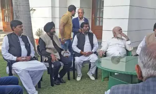 Srinagar पार्टी नेताओं ने डॉ. फारूक से मिलकर उनका हालचाल पूछा