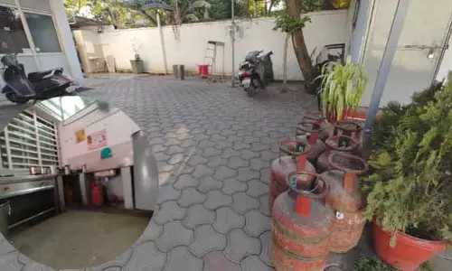 6 हज़ार घरों में किल्लत, जबकि BJP मुख्यालय की रसोई में महीने भर का स्टॉक मौजूद 6 हज़ार घरों में किल्लत, जबकि BJP मुख्यालय की रसोई में महीने भर का स्टॉक मौजूद