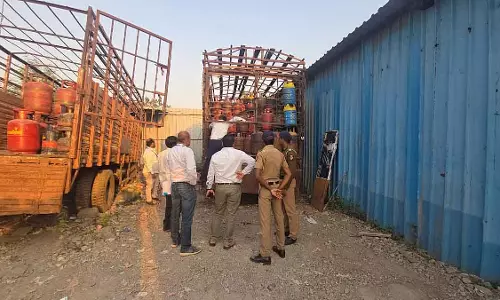 पिंपरी-चिंचवड़ में अवैध LPG भंडारण का भंडाफोड़, FDA ने सिलेंडरों को जब्त किया पिंपरी-चिंचवड़ में अवैध LPG भंडारण का भंडाफोड़, FDA ने सिलेंडरों को जब्त किया