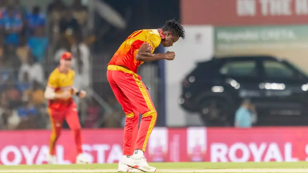 अपमानित PCB, KKR के तेज़ गेंदबाज़ मुज़ारबानी के ख़िलाफ़ कानूनी कार्रवाई करने को तैयार