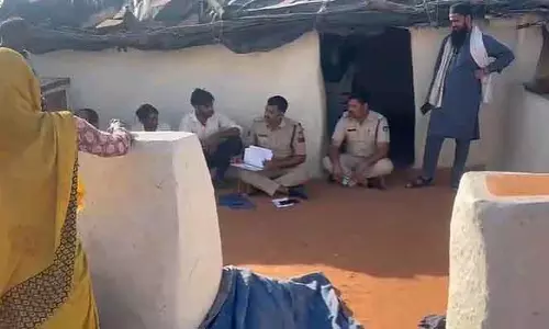 MP : शिवपुरी में रेप के आरोपी बेटे को बचाने की कोशिश में महिला की पीट-पीटकर हत्या MP : शिवपुरी में रेप के आरोपी बेटे को बचाने की कोशिश में महिला की पीट-पीटकर हत्या