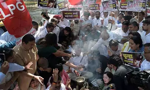 Delhi कांग्रेस ने LPG संकट पर विरोध जारी रखा Delhi कांग्रेस ने LPG संकट पर विरोध जारी रखा