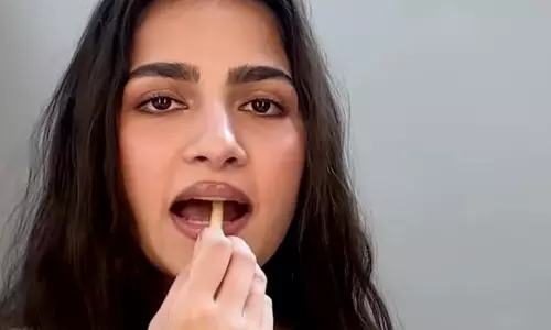 Rukmini Vasanth मानती हैं कि उन्हें हेल्दी खाने के बजाय फ्राइज़ और बर्गर ज़्यादा पसंद