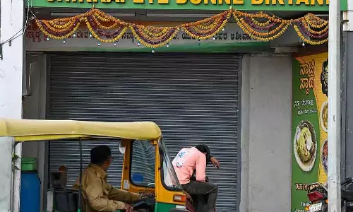 LPG की कमी: इलेक्ट्रिक स्टोव, जलाने के लिए लकड़ी; भोजन के लिए जूझ रहे हैं मज़दूर