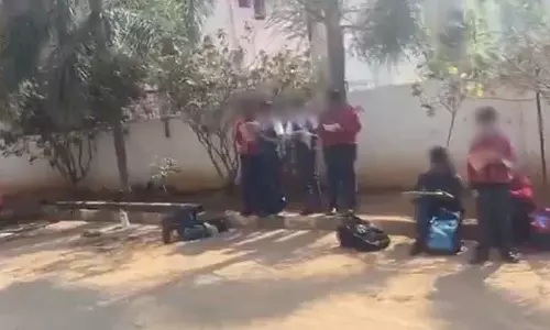 Karnataka : स्कूल पहुँचने में कुछ मिनट की देरी के कारण एक छोटे बच्चे को 2 घंटे तक धूप में खड़ा रखा Karnataka : स्कूल पहुँचने में कुछ मिनट की देरी के कारण एक छोटे बच्चे को 2 घंटे तक धूप में खड़ा रखा