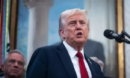 US डेमोक्रेट्स ने ट्रंप और रूस पर तेल प्रतिबंधों में दी गई ढील की कड़ी आलोचना की