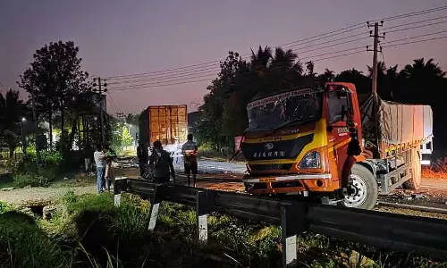 Karnataka : कैंटर और कंटेनर की टक्कर बाइक सवार घायल