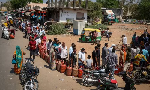 गुरुग्राम में LPG की कमी का सबसे बुरा असर प्रवासियों और किरायेदारों पर पड़ा है गुरुग्राम में LPG की कमी का सबसे बुरा असर प्रवासियों और किरायेदारों पर पड़ा है