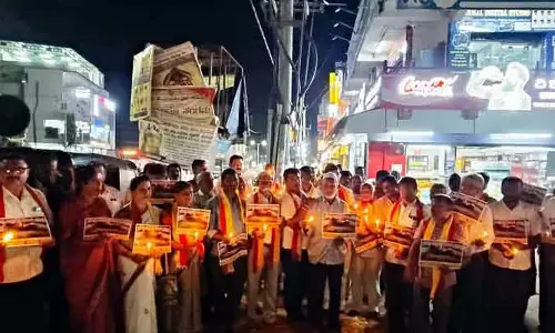 Channapatna : युद्ध समाप्त करने की मांग को लेकर मोमबत्ती जुलूस Channapatna : युद्ध समाप्त करने की मांग को लेकर मोमबत्ती जुलूस