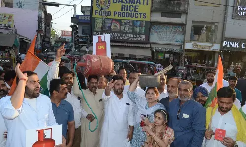 करनाल में LPG की कमी और कीमतों में बढ़ोतरी के खिलाफ कांग्रेस का प्रदर्शन करनाल में LPG की कमी और कीमतों में बढ़ोतरी के खिलाफ कांग्रेस का प्रदर्शन