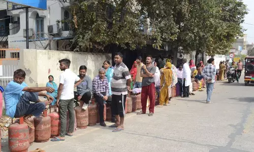 LPG का संकट सप्लाई ठप होने से करनाल के लोग परेशान LPG का संकट सप्लाई ठप होने से करनाल के लोग परेशान