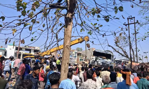 तेज रफ्तार ट्रेलर ने टेंपो, बस, 407 और दो दुकानों को रौंदा, फल विक्रेता की मौत