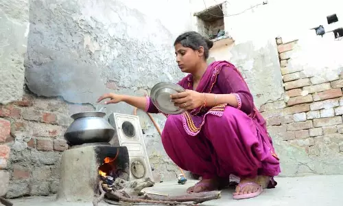 LPG की किल्लत से पंजाब और हिमाचल के भीतरी इलाकों में फिर से चूल्हे जल उठे LPG की किल्लत से पंजाब और हिमाचल के भीतरी इलाकों में फिर से चूल्हे जल उठे