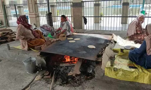 Faridkot में गैस सिलिंडरों की किल्लत, गुरुद्वारों ने लंगर के लिए लकड़ी का इस्तेमाल शुरू किया Faridkot में गैस सिलिंडरों की किल्लत, गुरुद्वारों ने लंगर के लिए लकड़ी का इस्तेमाल शुरू किया