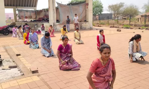 तपती जमीन में लेटकर डीएड अभ्यर्थियों ने की दंडवती यात्रा, मांग सुन ले सरकार तपती जमीन में लेटकर डीएड अभ्यर्थियों ने की दंडवती यात्रा, मांग सुन ले सरकार