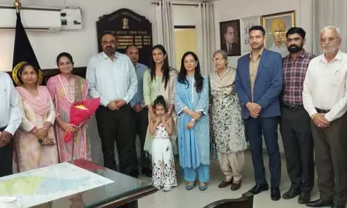 DC ने UPSC में सफलता के लिए राखी और कृतिका को सम्मानित किया DC ने UPSC में सफलता के लिए राखी और कृतिका को सम्मानित किया