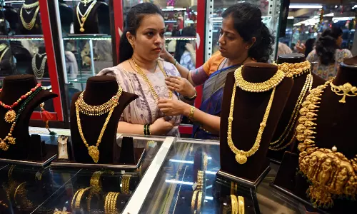 मुनाफ़ा वसूली और डॉलर में तेज़ी के चलते इस हफ़्ते सोने में 0.73 फ़ीसदी की गिरावट