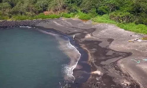 Karwar : चोरों की नज़र काली रेत पर पड़ी Karwar : चोरों की नज़र काली रेत पर पड़ी