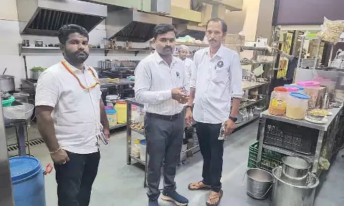 Bhatkal: तहसीलदार ने होटलों का निरीक्षण किया Bhatkal: तहसीलदार ने होटलों का निरीक्षण किया