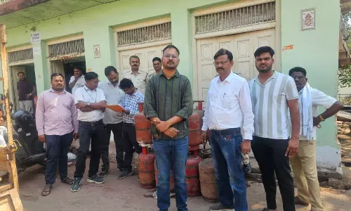 व्यापारी के गोदाम से 23 गैस सिलेंडर जब्त, एसडीएम ने मारी रेड व्यापारी के गोदाम से 23 गैस सिलेंडर जब्त, एसडीएम ने मारी रेड