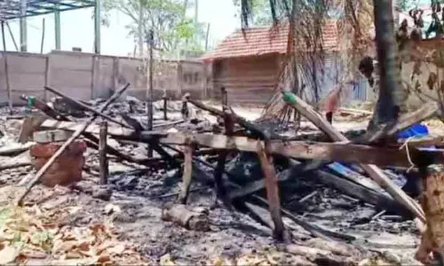 Mukkam तटीय इलाके में आग लगी; करीब पाँच झोपड़ियाँ जलकर खाक Mukkam तटीय इलाके में आग लगी; करीब पाँच झोपड़ियाँ जलकर खाक