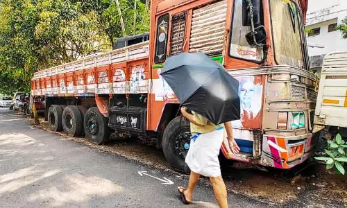 Kerala : आबकारी शुल्क के मामले में ज़ब्त वाहन पूथोल में जंग खा रहे Kerala : आबकारी शुल्क के मामले में ज़ब्त वाहन पूथोल में जंग खा रहे
