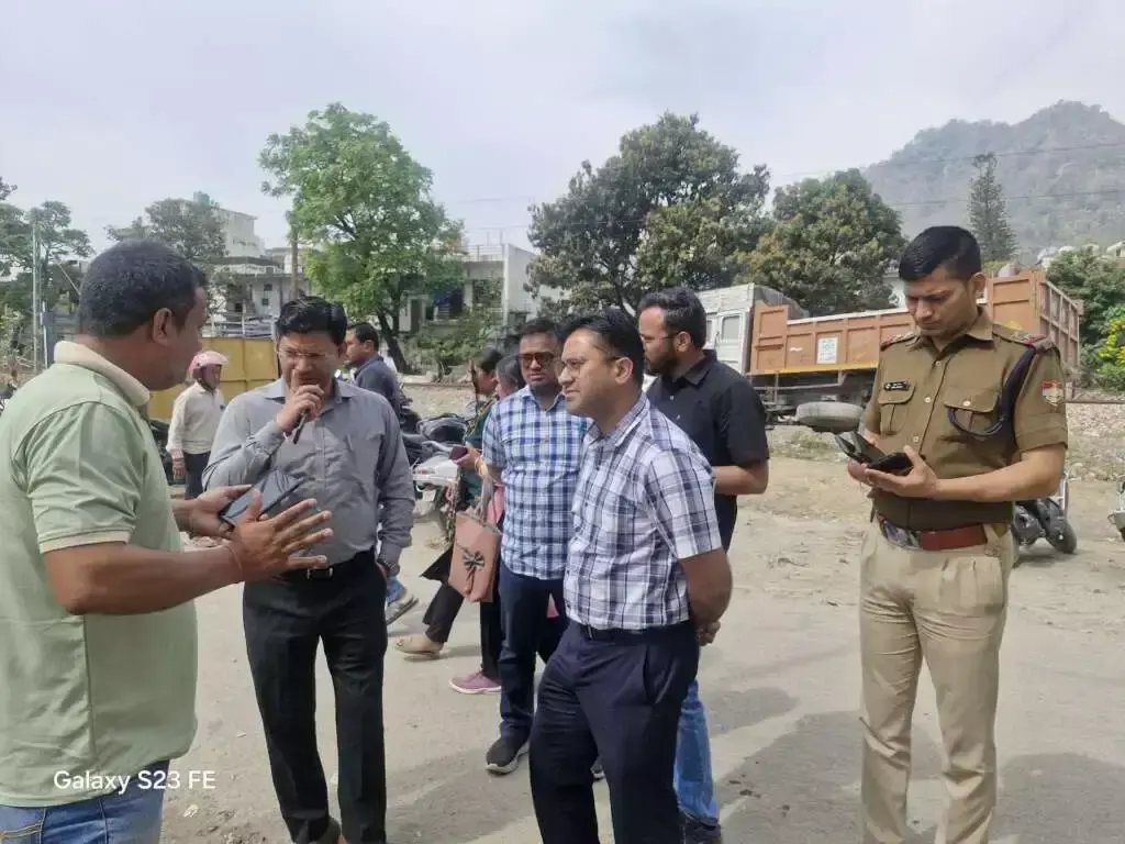 Haldwani: सिलेंडर लेने गैस गोदाम पर लगी भीड़, प्रशासन पहुंचा मौके पर