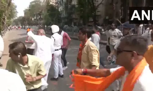 BIG BREAKING: गिरीश पार्क में BJP और TMC कार्यकर्ताओं की हिंसक झड़प, मंत्री घायल BIG BREAKING: गिरीश पार्क में BJP और TMC कार्यकर्ताओं की हिंसक झड़प, मंत्री घायल