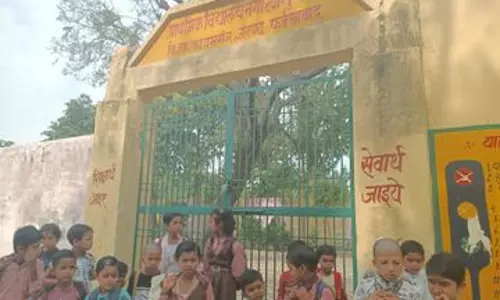 Farrukhabad: स्टाफ की लापरवाही, स्कूल गेट पर खड़े रहे छोटे बच्चे Farrukhabad: स्टाफ की लापरवाही, स्कूल गेट पर खड़े रहे छोटे बच्चे